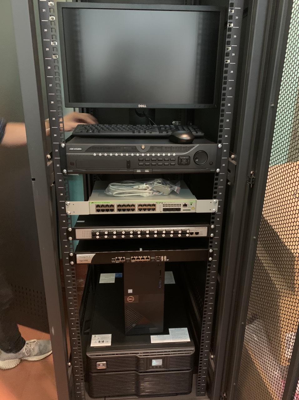 Tủ rack UNIRACK lắp đặt trong các phòng Server